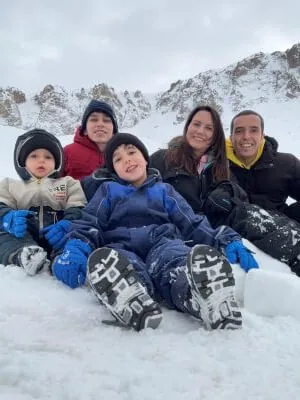 Família na neve no Chile